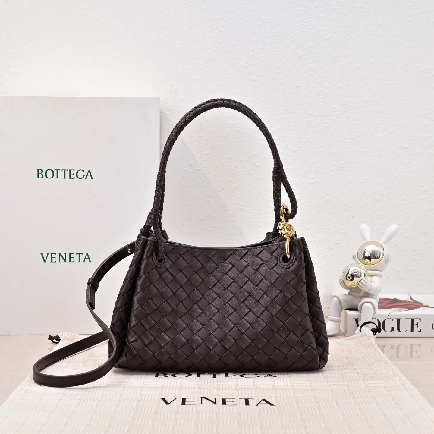 Batch 2060 BOTTEGA VENETA 2025 Autumn New Product Medium Parachuta The long-awaited new medium parachuta is here, with a unique appearance and iconic metal knots, and a whole piece of leather folds the four corners into a parachute shape! The exquisite Knot metal buckle is like putting jewelry on a bag. It is high-end and elegant. Its super capacity can hold all your things! The overall effect of this bag is very different from before. It is neither too delicate to provide a large capacity nor too bulky because of its practicality. It simply provides a perfectly suitable bag for casual and simple people👜 Style number: 5921 Size: 29.5*18.5*17.5cm